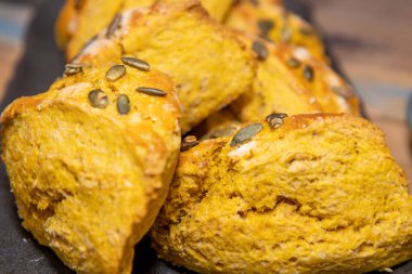 Mutfak tezgahında lezzetli bir tabak balkabağı baharatlı çörek.