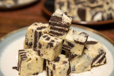 Bir tabak lezzetli kurabiyeli pasta.