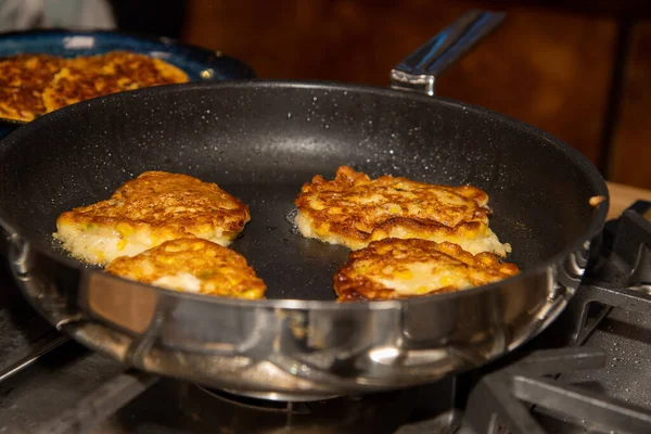 Suikermaïs Beignets Bakken Een Koekenpan Een Keuken — Stockfoto