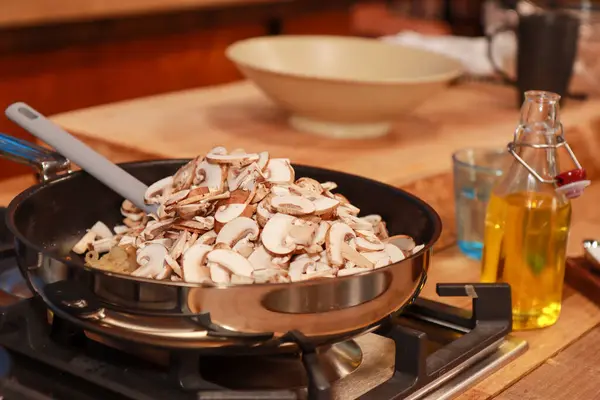 Een Pan Vol Gesneden Champignons Een Keuken Met Een Houten — Stockfoto