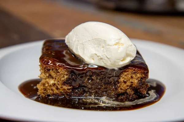 Een Witte Bord Heerlijke Plakkerige Toffee Pudding Chocoladetaart Met Room — Stockfoto