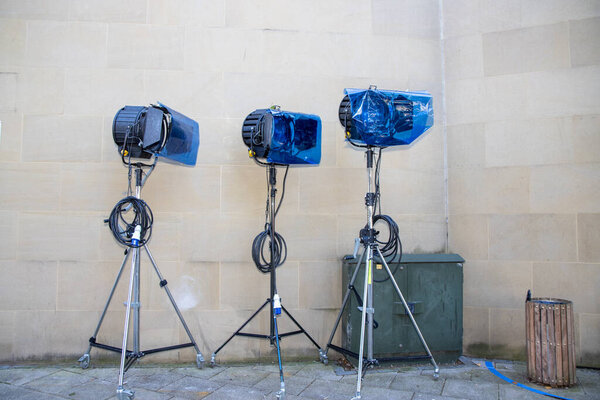 Три студийных телевизора и световые пушки Movie на штативах снаружи