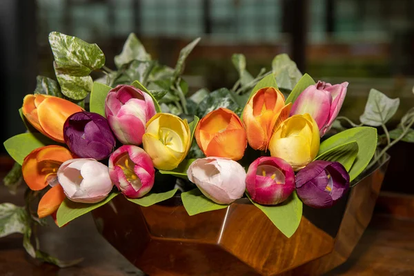 Bir demet plastik lale çiçeği.