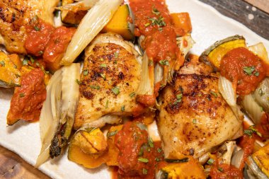 Ahşap mutfak tepesinde kabak ve rezene ile bir tabak lezzetli Chipotle tavuğu.