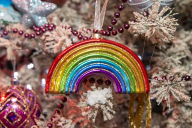 Noel ağacında gökkuşağı şeklinde bir Noel süsü.