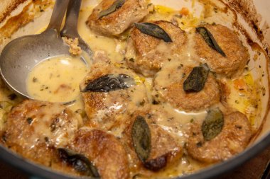 Lezzetli bir tavuklu tart ve hamur tatlısı.