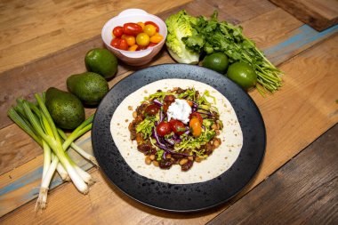 Bir tabak lezzetli dumanlı vejetaryen biber ve ahşap mutfak malzemesi.