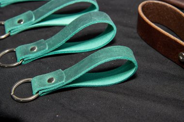 Masadaki Deri bir anahtarlık kayışı.