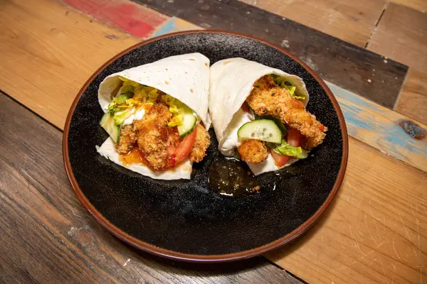 Deliziose Fajitas Pollo Frizzante Con Guacamole Panna Acida Piano Lavoro — Foto Stock