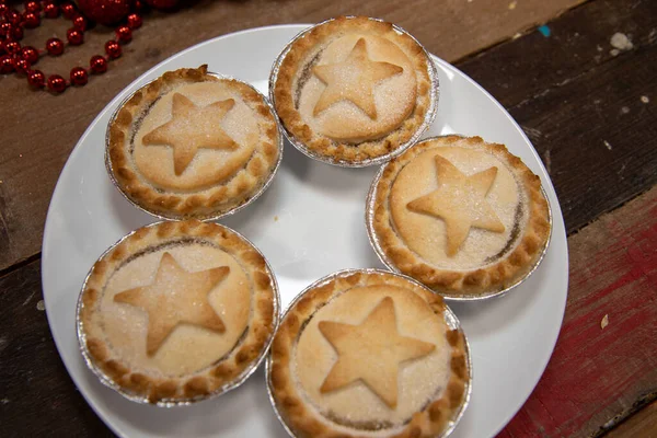 Plato Deliciosos Pasteles Carne Navidad Una Encimera Madera —  Fotos de Stock