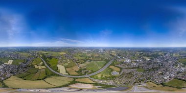 İngiltere 'nin Bradford West Yorkshire kentindeki Cleckheaton köyünün 360 derece panoramik küresi parlak güneşli bir yaz gününde M63 otoyolunun kenarındaki çiftçi tarlalarını gösteriyor.