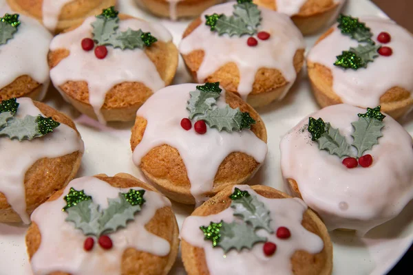 Ein Teller Mit Leckeren Weihnachts Hackfleischkuchen Mit Zuckerguss Und Essbarer — Stockfoto