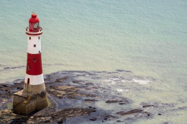 Beachy Head 'in kayalık sahilindeki ünlü Beachy Head feneri Doğu Sussex' teki tebeşir burnu uçurumunda tipik bir İngiliz deniz feneri görülüyor.