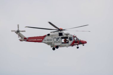 Doğu Sussex, Beachy Head, İngiltere 10 Temmuz 2019: HM Sahil Güvenlik Kurtarma Helikopteri, okyanus üzerindeki bulutlu bir günde, Beachy Head uçurumlarında meydana gelen bir olaya katıldı..
