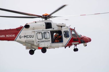 Doğu Sussex, Beachy Head, İngiltere 10 Temmuz 2019: HM Sahil Güvenlik Kurtarma Helikopteri, okyanus üzerindeki bulutlu bir günde, Beachy Head uçurumlarında meydana gelen bir olaya katıldı..