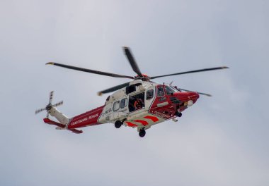 Doğu Sussex, Beachy Head, İngiltere 10 Temmuz 2019: HM Sahil Güvenlik Kurtarma Helikopteri, okyanus üzerindeki bulutlu bir günde, Beachy Head uçurumlarında meydana gelen bir olaya katıldı..
