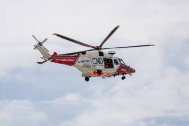 Doğu Sussex, Beachy Head, İngiltere 10 Temmuz 2019: HM Sahil Güvenlik Kurtarma Helikopteri, okyanus üzerindeki bulutlu bir günde, Beachy Head uçurumlarında meydana gelen bir olaya katıldı..