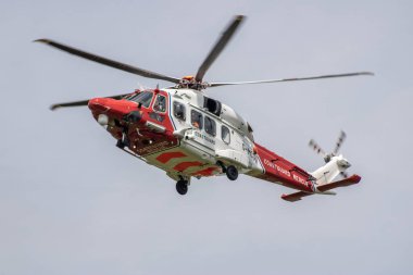 Doğu Sussex, Beachy Head, İngiltere 10 Temmuz 2019: HM Sahil Güvenlik Kurtarma Helikopteri, okyanus üzerindeki bulutlu bir günde, Beachy Head uçurumlarında meydana gelen bir olaya katıldı..