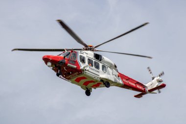 Doğu Sussex, Beachy Head, İngiltere 10 Temmuz 2019: HM Sahil Güvenlik Kurtarma Helikopteri, okyanus üzerindeki bulutlu bir günde, Beachy Head uçurumlarında meydana gelen bir olaya katıldı..