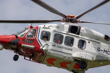 Doğu Sussex, Beachy Head, İngiltere 10 Temmuz 2019: HM Sahil Güvenlik Kurtarma Helikopteri, okyanus üzerindeki bulutlu bir günde, Beachy Head uçurumlarında meydana gelen bir olaya katıldı..