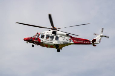 Doğu Sussex, Beachy Head, İngiltere 10 Temmuz 2019: HM Sahil Güvenlik Kurtarma Helikopteri, okyanus üzerindeki bulutlu bir günde, Beachy Head uçurumlarında meydana gelen bir olaya katıldı..