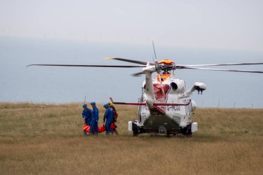 Doğu Sussex, Beachy Head, İngiltere 10 Temmuz 2019: HM Sahil Güvenlik Ekibi, dünyanın en yaygın intihar noktalarından birinin tepesinde ceset torbası içinde bir ceset taşıyor..