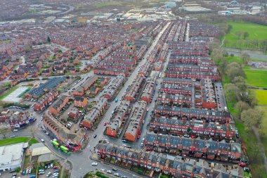 Leeds, Batı Yorkshire 'daki Beeston köyünün hava fotoğrafı tipik bir İngiliz parkını teras evlerinin, yolların ve caddelerin kenarlarında gösteriyor..
