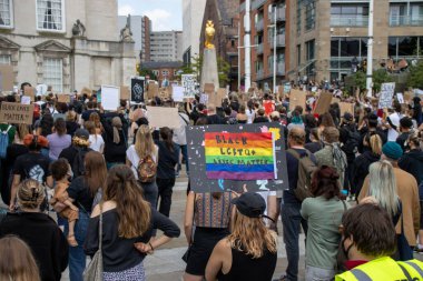 Leeds UK, 14 Haziran 2020: Siyahilerin hayatı Leeds Şehir Merkezi 'ndeki protestocuların elinde siyah hayatları protesto eden tabelalar taşımasına önem veriyor