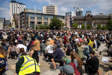 Leeds UK, 14 Haziran 2020: Leeds Şehir Merkezi 'ndeki siyahi protestocular, George Floyd' a karşı farkındalık göstermek için diz çöktüklerini protesto ediyorlar