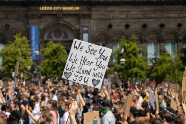 Leeds UK, 14 Haziran 2020: Siyahilerin hayatı Leeds Şehir Merkezi 'ndeki protestocuların elinde siyah hayatları protesto eden tabelalar taşımasına önem veriyor
