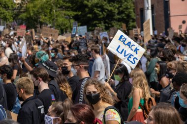 Leeds UK, 14 Haziran 2020: Siyahi hayatları Leeds Şehir Merkezi 'ndeki protestocuların elinde siyah hayatların maskeli genç bir kadının hayatını protesto etmesiyle önemli.