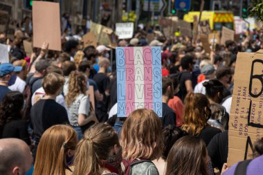 Leeds UK, 14 Haziran 2020: Siyahi yaşamları Leeds Şehir Merkezi 'ndeki protestocuların üzerinde Siyah Trans Yaşamları Önemlidir yazan bir tabelayla siyahların yaşamlarını protesto ediyor