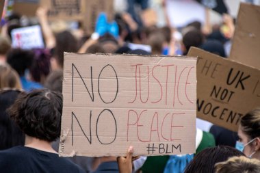 Leeds UK, 14 Haziran 2020: Siyahilerin hayatı Leeds Şehir Merkezi 'ndeki protestocuların elinde siyah hayatları protesto eden tabelalar taşımasına önem veriyor