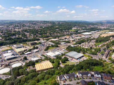 İngiltere 'nin Batı Yorkshire kasabası Bradford' un hava fotoğrafı şehrin göbeğindeki tipik bir konutu gösteriyor. Güneşli bir günde insansız hava aracıyla çekilmiş.