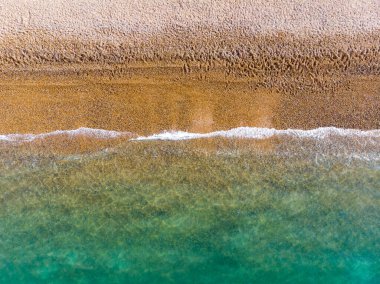 İngiltere 'nin güney kıyısındaki Brighton ve Hove şehrinin bir parçası olan güzel Brighton plajının havadan çekilmiş fotoğrafı, açık güneşli bir günde okyanusu ve plajı gösteriyor..