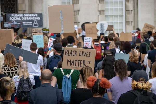 英国利兹 2020年6月14日 利兹市中心的黑人生活问题抗议者抗议黑人生活问题 一位年轻妇女举着一个标牌 上面写着 黑人生活问题 — 图库照片