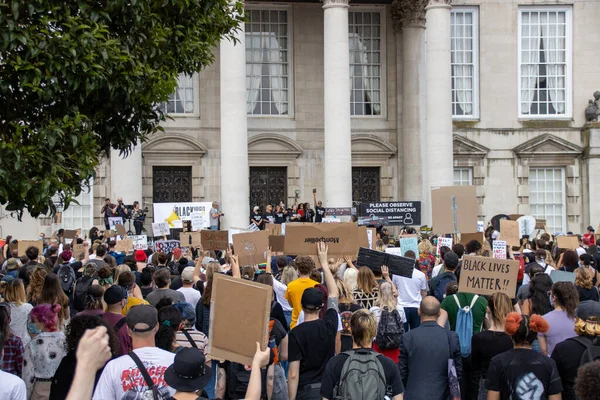 利兹英国 2020年6月14日 利兹市中心抗议黑人生活的抗议者举着标语 — 图库照片