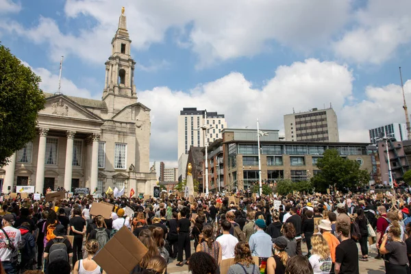 英国利兹 2020年6月14日 利兹市中心的黑人生活问题抗议者抗议黑人生活问题 一位年轻妇女举着一个标牌 上面写着 黑人生活问题 — 图库照片