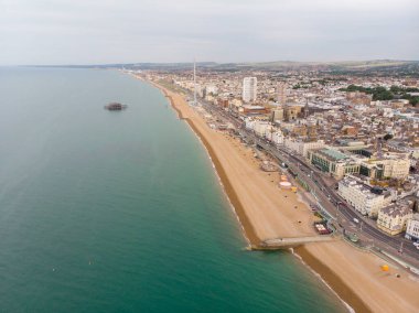 Brighton Sahili 'nin ve İngiltere' nin güney kıyısındaki Brighton ve Hove şehrinin bir parçası olan kıyı bölgesinin havadan çekilmiş fotoğrafı, güneşli bir günde çekildi.