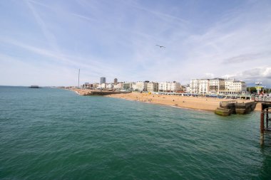 Brighton UK, 10 Temmuz 2019: Güneşli bir günde ünlü güzel Brighton Beach ve Seafront sahil şeridini gösteriyor,