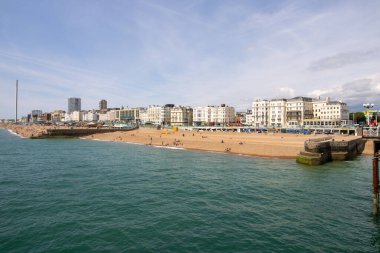 Brighton UK, 10 Temmuz 2019: Güneşli bir günde ünlü güzel Brighton Beach ve Seafront sahil şeridini gösteriyor,