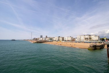 Brighton UK, 10 Temmuz 2019: Güneşli bir günde ünlü güzel Brighton Beach ve Seafront sahil şeridini gösteriyor,
