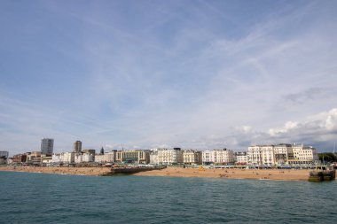 Brighton UK, 10 Temmuz 2019: Güneşli bir günde ünlü güzel Brighton Beach ve Seafront sahil şeridini gösteriyor,