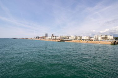 Brighton UK, 10 Temmuz 2019: Güneşli bir günde ünlü güzel Brighton Beach ve Seafront sahil şeridini gösteriyor,
