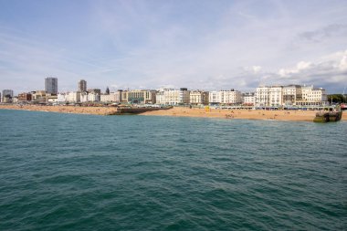 Brighton UK, 10 Temmuz 2019: Güneşli bir günde ünlü güzel Brighton Beach ve Seafront sahil şeridini gösteriyor,