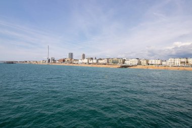 Brighton UK, 10 Temmuz 2019: Güneşli bir günde ünlü güzel Brighton Beach ve Seafront sahil şeridini gösteriyor,