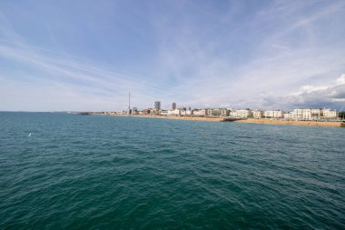 Brighton UK, 10 Temmuz 2019: Güneşli bir günde ünlü güzel Brighton Beach ve Seafront sahil şeridini gösteriyor,