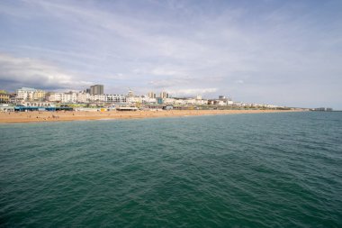 Brighton UK, 10 Temmuz 2019: Güneşli bir günde ünlü güzel Brighton Beach ve Seafront sahil şeridini gösteriyor,