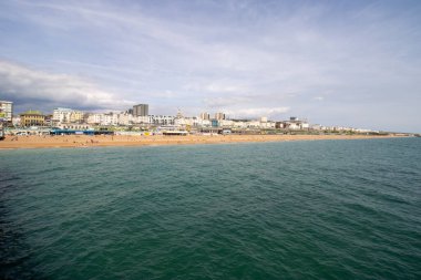Brighton UK, 10 Temmuz 2019: Güneşli bir günde ünlü güzel Brighton Beach ve Seafront sahil şeridini gösteriyor,