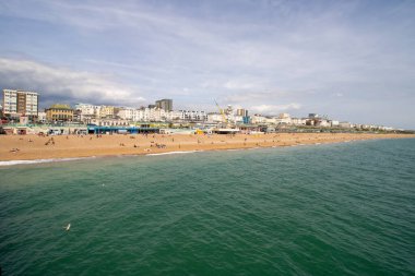 Brighton UK, 10 Temmuz 2019: Güneşli bir günde ünlü güzel Brighton Beach ve Seafront sahil şeridini gösteriyor,